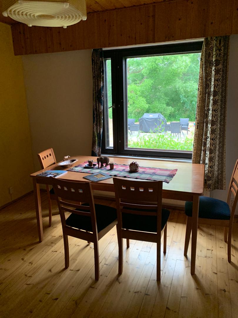 Rauhallinen ruokailutila puutarhanäkymällä